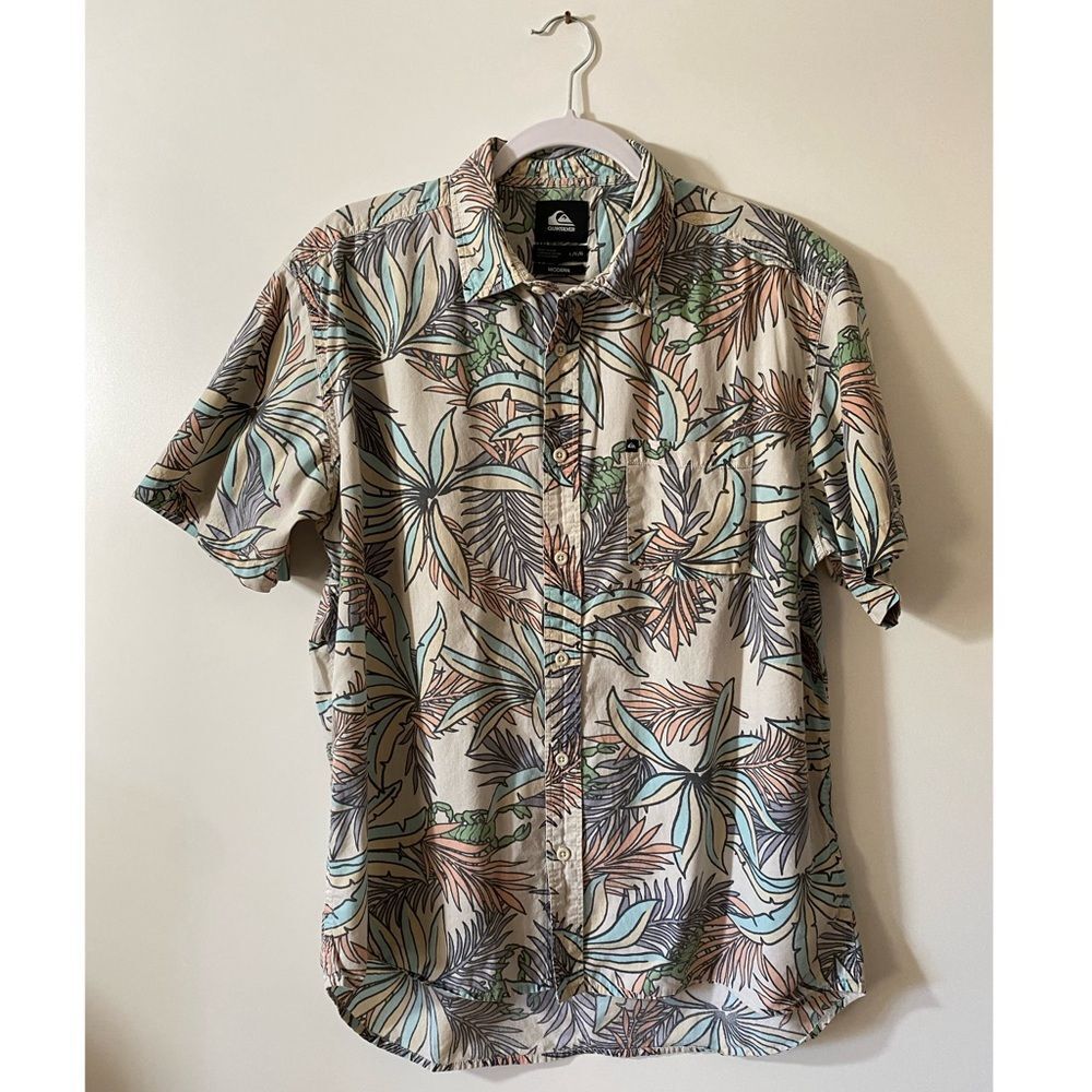 Quiksilver Hawaiian Shirt Men's Size Large in Multicolor Tropical Design
